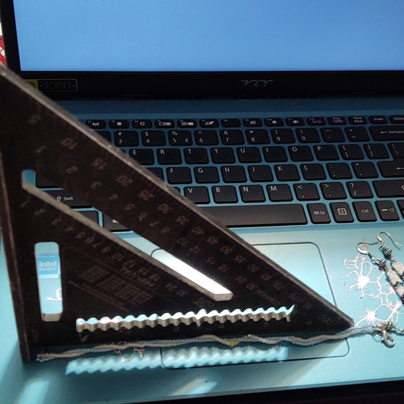 One of a kind. New. Beaded feather bracelet and earrings set - Picture 5 of 6